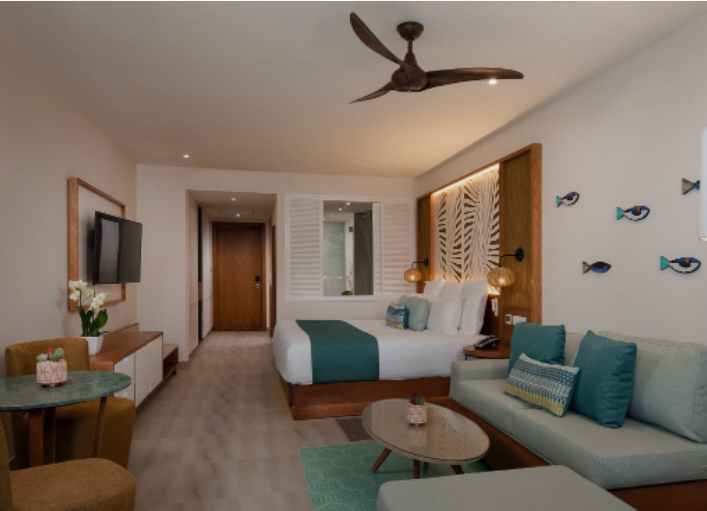 junior suite pool view king bed